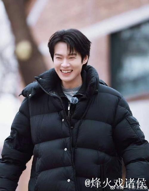 魏大勋在《周五晚高疯》中展现卓越控场能力,温情管理粉丝赢得好评 魏大勋在《周五晚高疯》中展现卓越控场能力,温情管理粉丝赢得好评